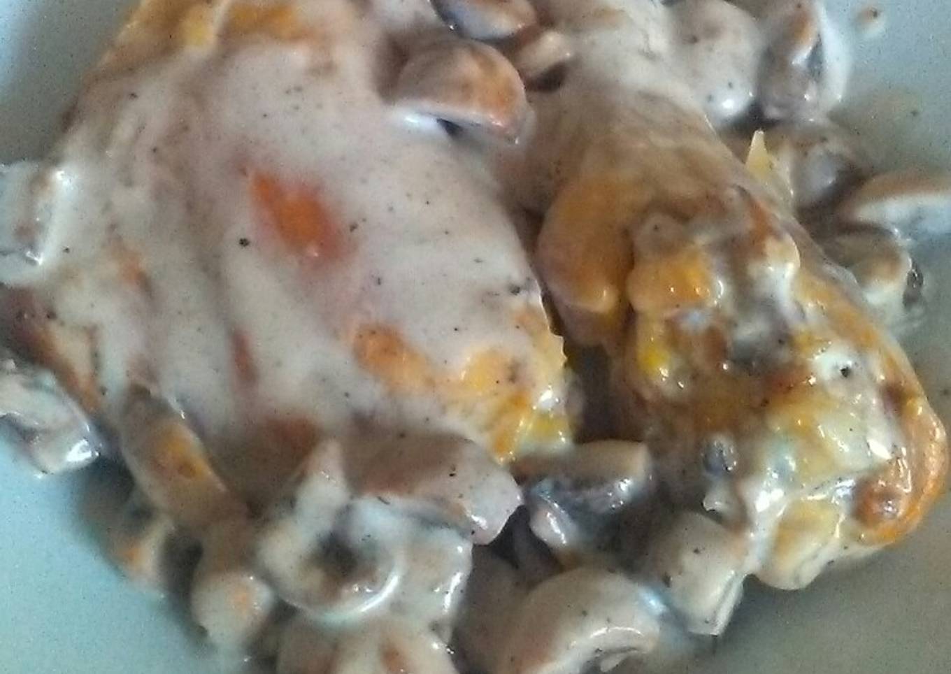 Pollo en salsa de queso y champiñones