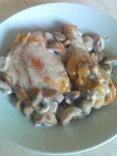 Una foto de Pollo en salsa de queso y champiñones