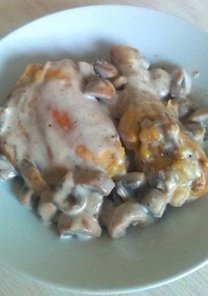 Una foto de Pollo en salsa de queso y champiñones