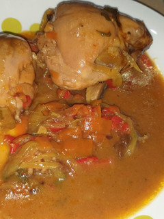 Una foto de Pollo fácil encebollado