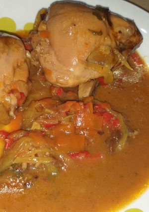 Una foto de Pollo fácil encebollado