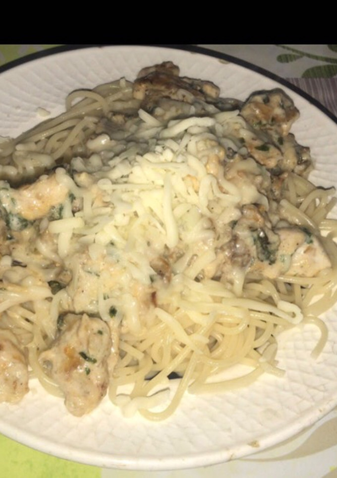 Una foto de Espaguetis con pollo y queso