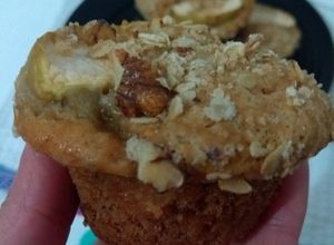 Una foto de Muffins veganos de manzana verde con topping crocante
