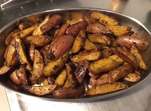 Une photo de Pommes de terre roseval façon potatoes revisitées aux herbes et épices