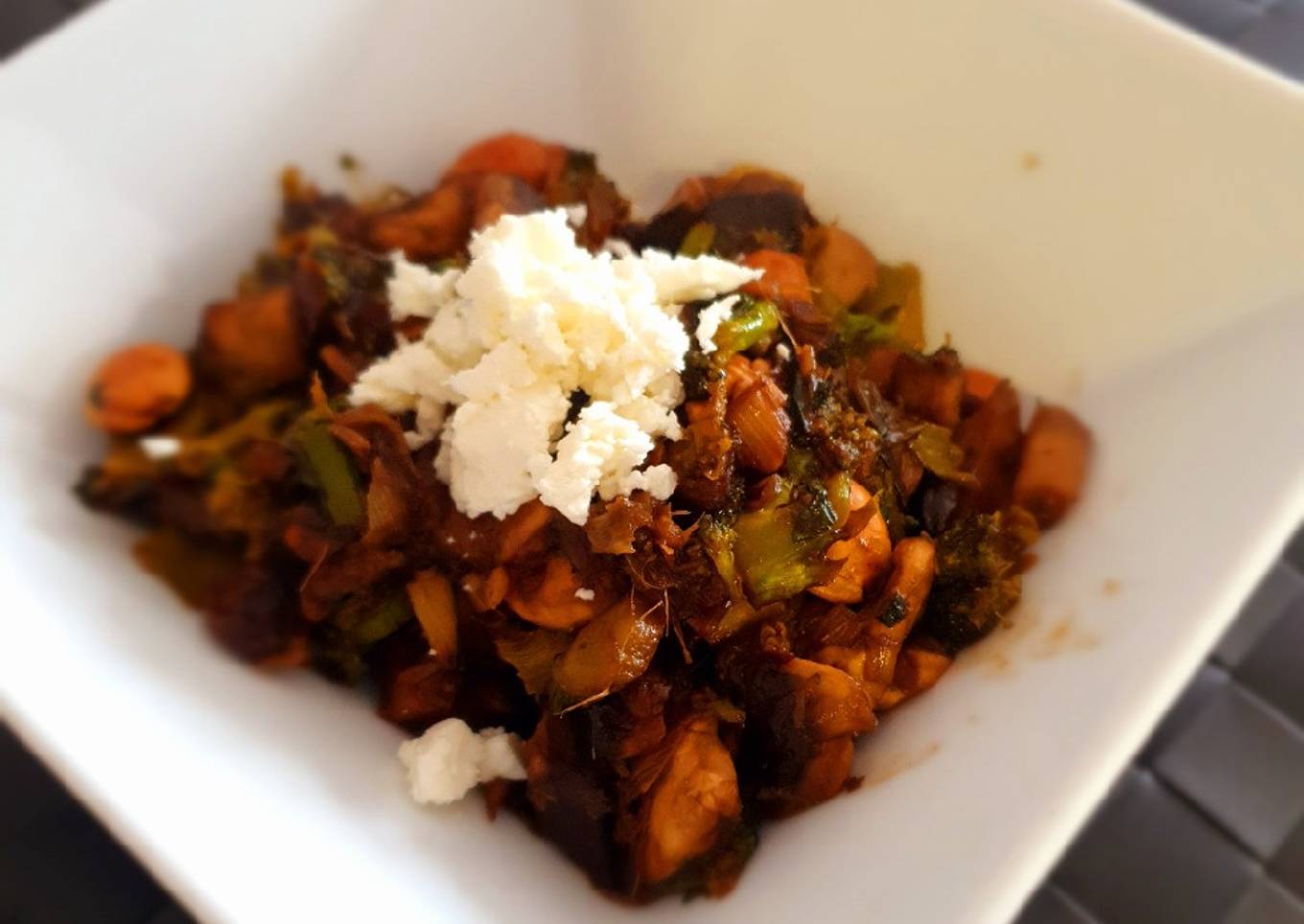 Salteado de champiñones, brócoli y ajetes con tahini y pasta harissa