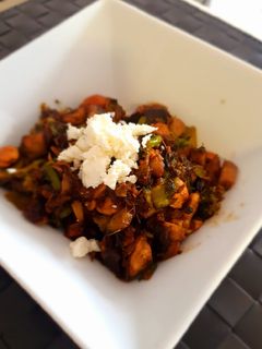 Una foto de Salteado de champiñones, brócoli y ajetes con tahini y pasta harissa