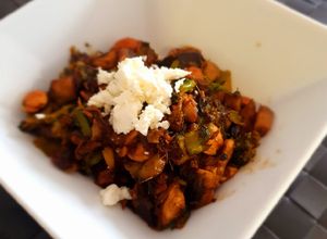 Una foto de Salteado de champiñones, brócoli y ajetes con tahini y pasta harissa