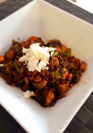 Una foto de Salteado de champiñones, brócoli y ajetes con tahini y pasta harissa