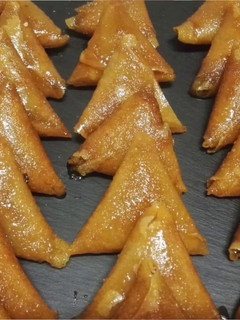 Una foto de Briwat de cacahuetes y dulce de leche para Ramadán