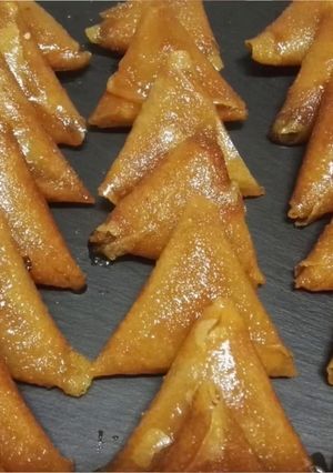Una foto de Briwat de cacahuetes y dulce de leche para Ramadán
