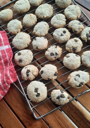 Una foto de Cookies de coco 🥥 y chips de chocolate 🍫