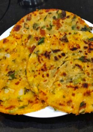 A picture of Aloo Methi Paratha.
