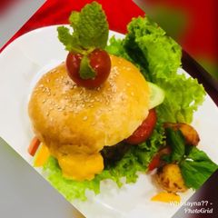 A picture of Whosayna’s Beef Burger.