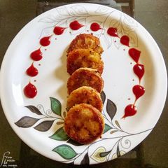 A picture of Aaloo Tikki/Potato Nuggets.