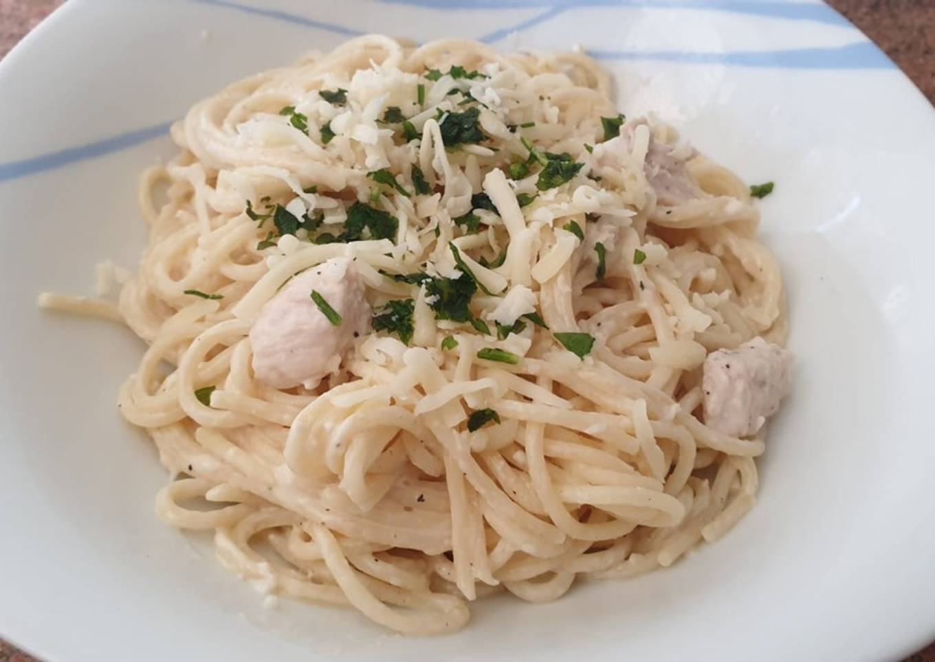 Espagueti con salsa blanca y pollo