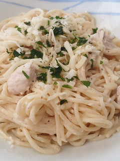 Una foto de Espagueti con salsa blanca y pollo