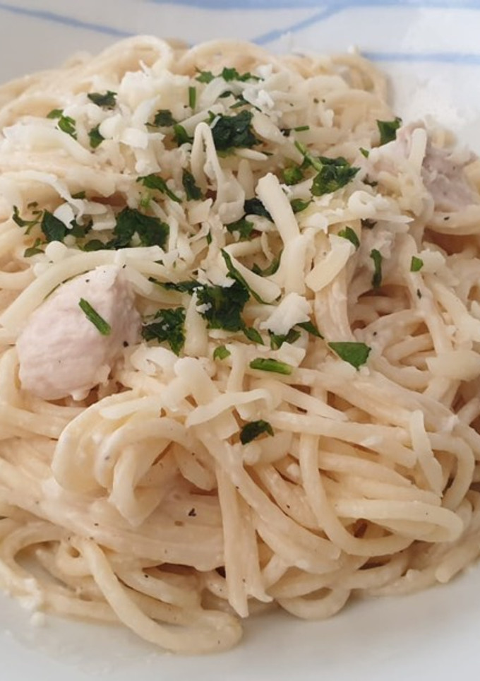 Una foto de Espagueti con salsa blanca y pollo