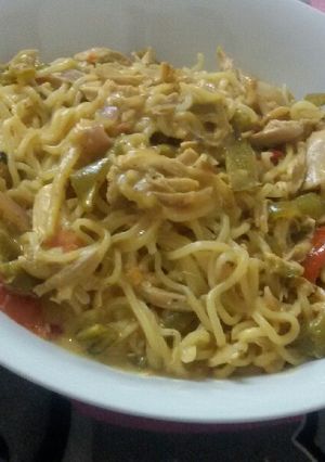صورة لوصفة نودلز بالدجاج والخضار