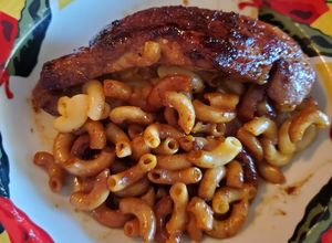 Una foto de Mac and cheese stuffed brown sugar/cayenne pork chop