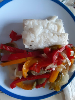 Una foto de Bacalao con pimientos y cebolla en Lékué