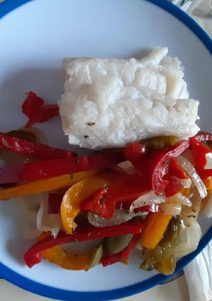 Una foto de Bacalao con pimientos y cebolla en Lékué