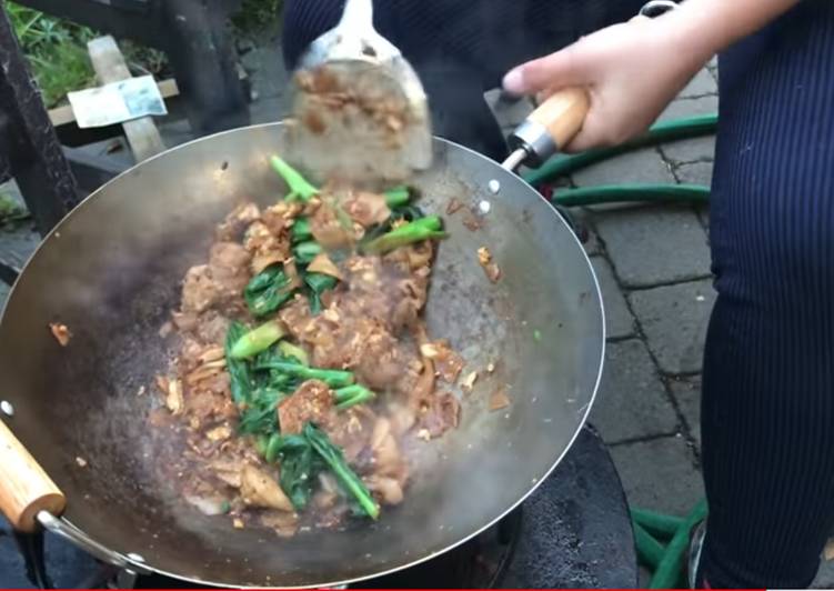 How to Make Tasty (Video inside) Thai Pad see ew ผัดซีอิ๊ว