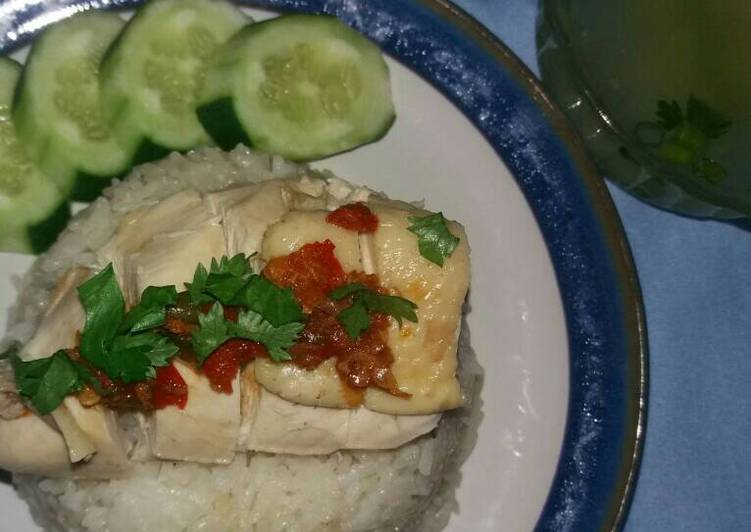 Nasi ayam hainan dengan resep yang disederhanakan