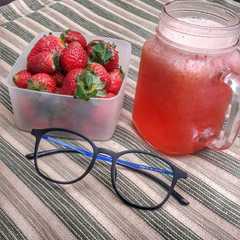 A picture of Strawberry smoothie sehat.