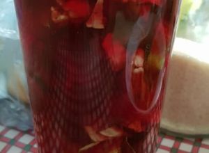 Una foto de Lágrimas de la virgen rojas. (agua de jamaica y frutas para el altar de dolores)