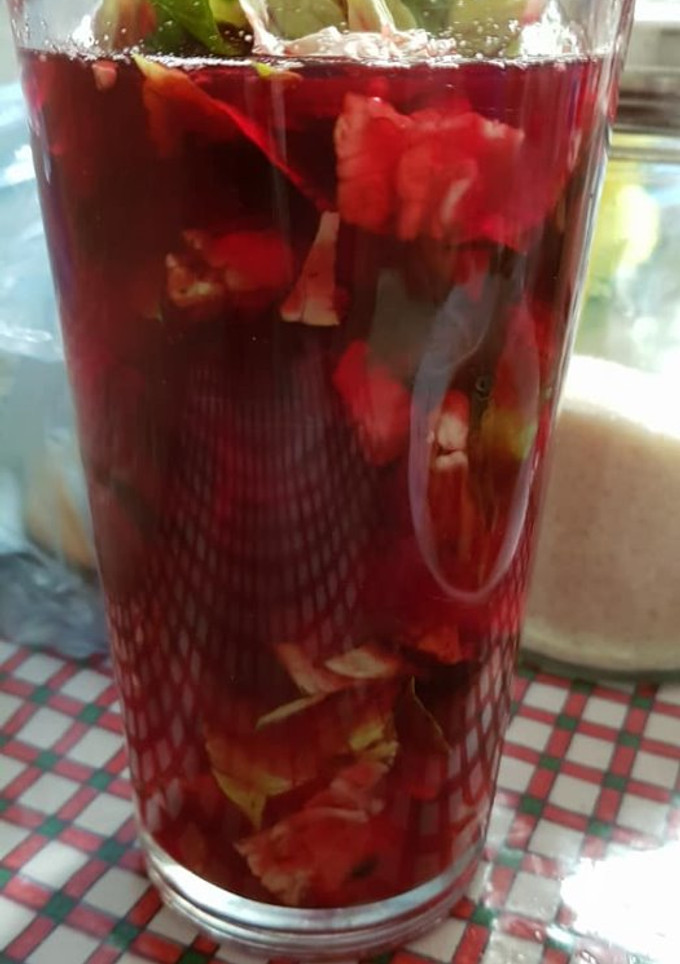 Una foto de Lágrimas de la virgen rojas. (agua de jamaica y frutas para el altar de dolores)
