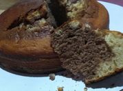 Una foto de torta marmolada con aceite