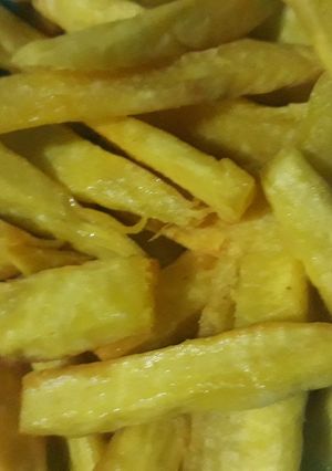 A picture of Fried potato chips.
