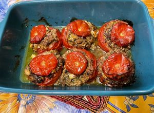 Une photo de Tomates farcies aux sardines à l'huile, feta et herbes