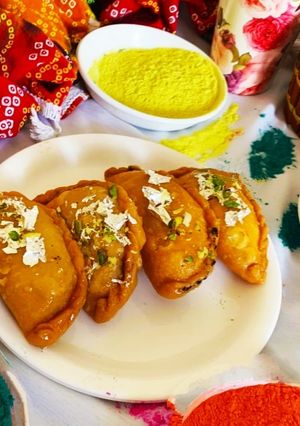 मावा गुजिया (Mawa gujiya recipe in hindi) रेसिपी मुख्य फोटो