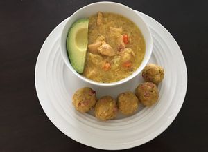 Una foto de Asopao de Puerto Rico con bolitas de plátanos