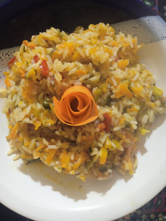 Una foto de Zanahoria 🥕 rallada con arroz y verduras