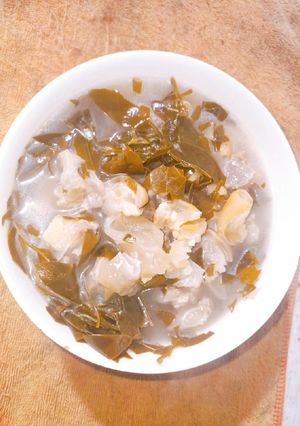 Hình của món Vó bò hầm lá vón vén.