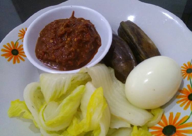 Telor rebus lalapan#Makan siang(diet bersama saya😉#day 3)