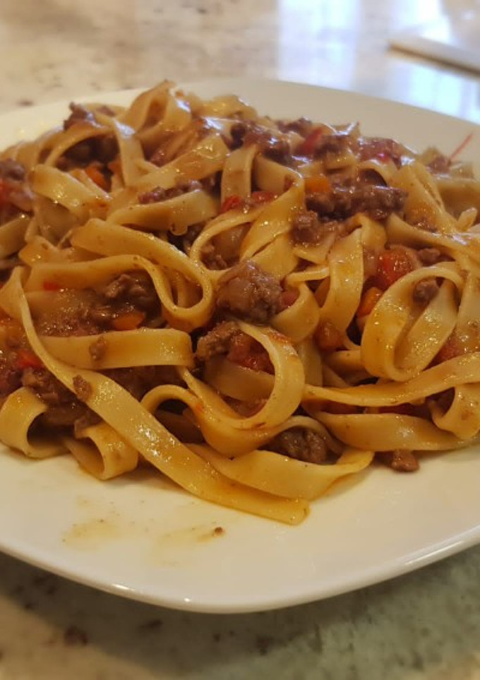 Una foto de Tagliatelli al ragú a la bolognese