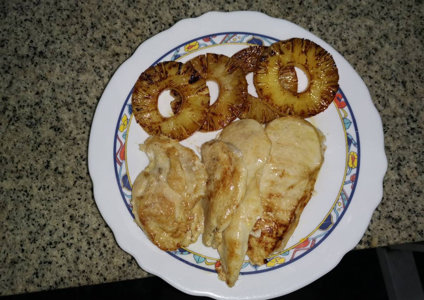 Pechuga de pollo con piña a la plancha