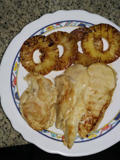 Una foto de Pechuga de pollo con piña a la plancha
