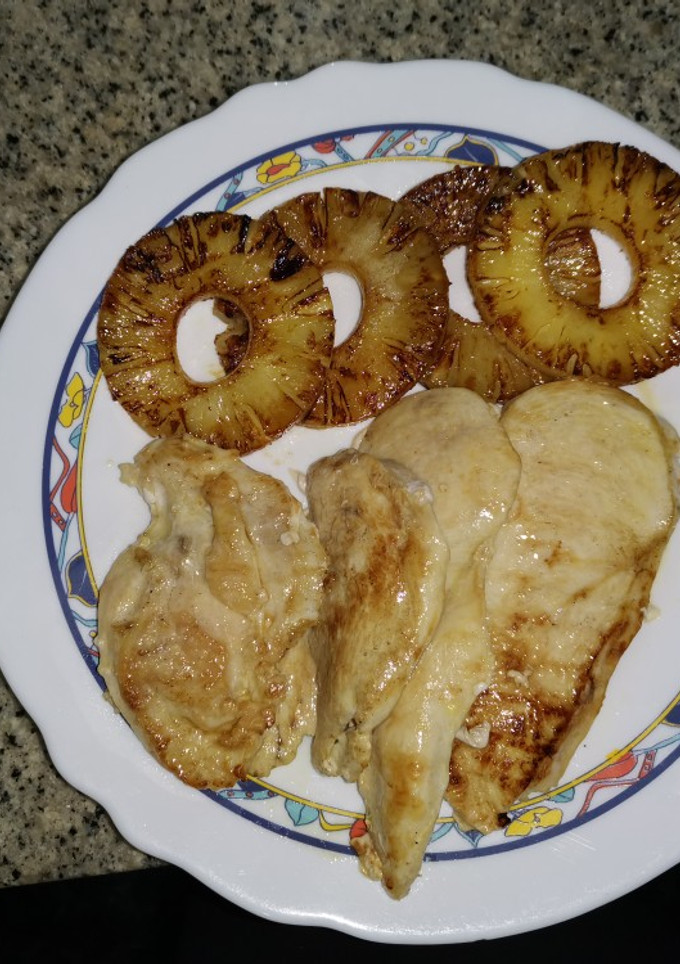 Una foto de Pechuga de pollo con piña a la plancha