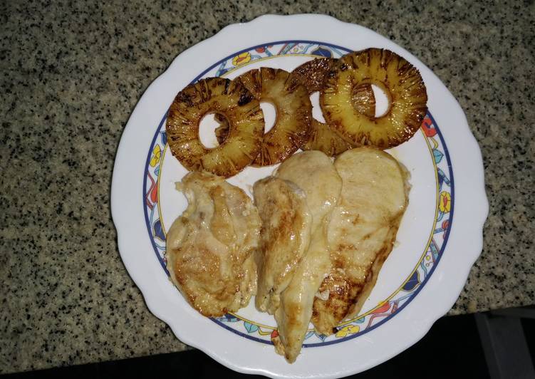 Pechuga de pollo con piña a la plancha
