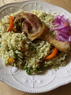 Una foto de Arroz con pato peruano 🇵🇪