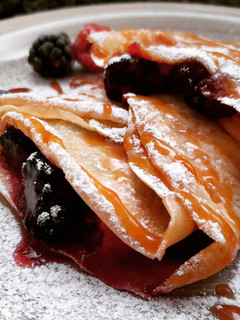 Una foto de Crepes de frutos del bosque con toffee