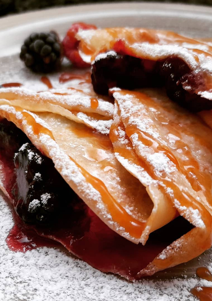 Una foto de Crepes de frutos del bosque con toffee