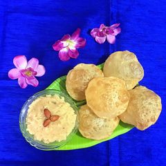 A picture of Suji Luchi / Halwa Puri.