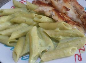 Una foto de Pasta con crema de calabacitas