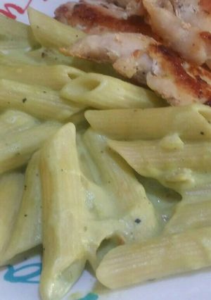 Una foto de Pasta con crema de calabacitas