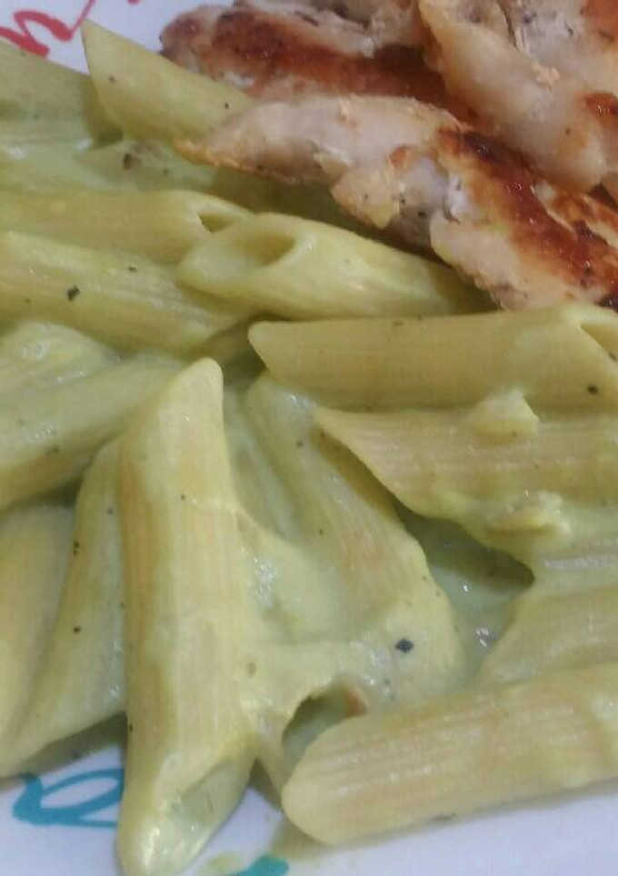 Una foto de Pasta con crema de calabacitas